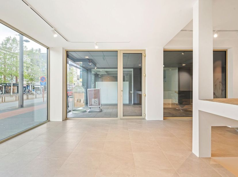 Twee handelpanden te Mortsel centrum - Winkelstraat<br />
Deze twee gekoppelde handelspanden bevinden zich in de winkelstraat van centrum Mortsel.<br