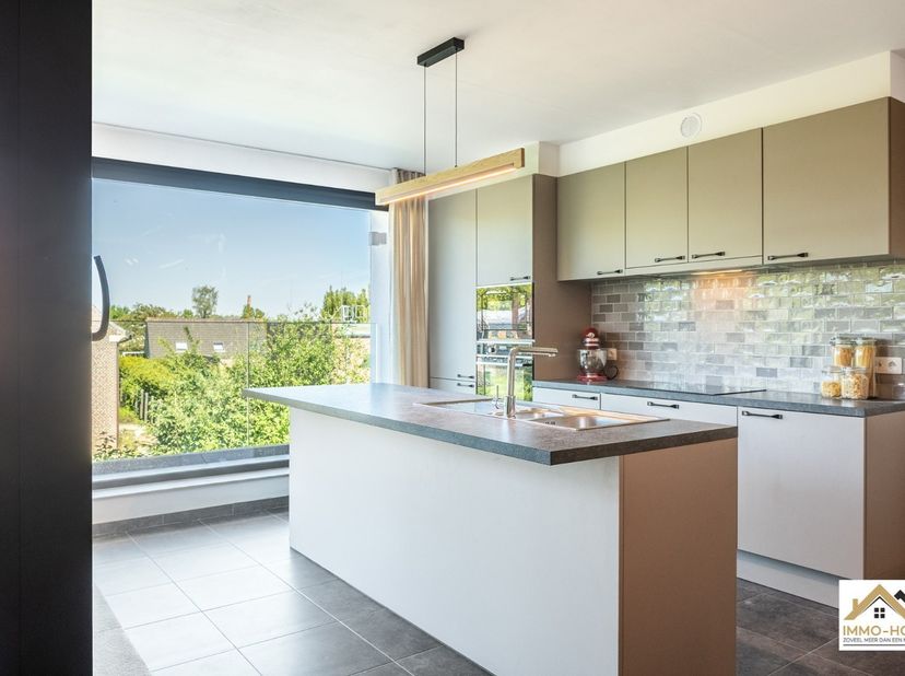 Dit modern appartement met 1 slaapkamer bevindt zich op de eerste verdieping van een recente residentie in Kwatrecht, ideaal gelegen tussen Melle en W