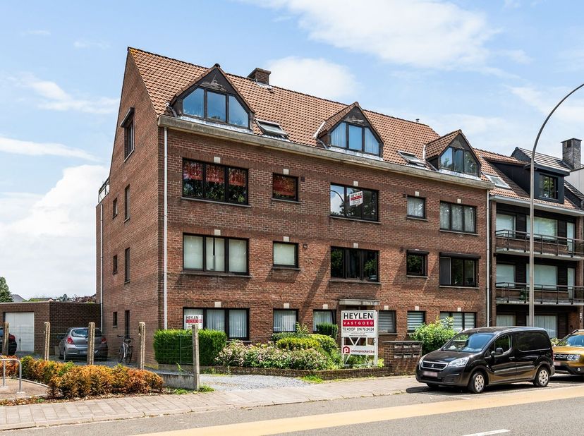 Lichtrijke studio met terras en privatieve garage in Geel<br />
Locatie<br />
Deze studio is gelegen op een centrale locatie in Geel, op korte afsta