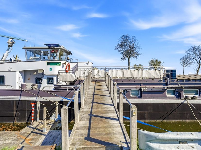 De Droomboot is een uitzonderlijke woonboot (57 m lengte | ± 430 m² bewoonbaar) met vergunde vaste ligplaats in het pittoreske Plassendale (Oudenburg)