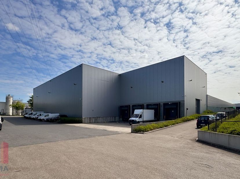Ce site logistique stratégiquement situé, d’une superficie totale de 7.861 m², offre une combinaison unique d’espace, d’accessibilité et d’efficacité.