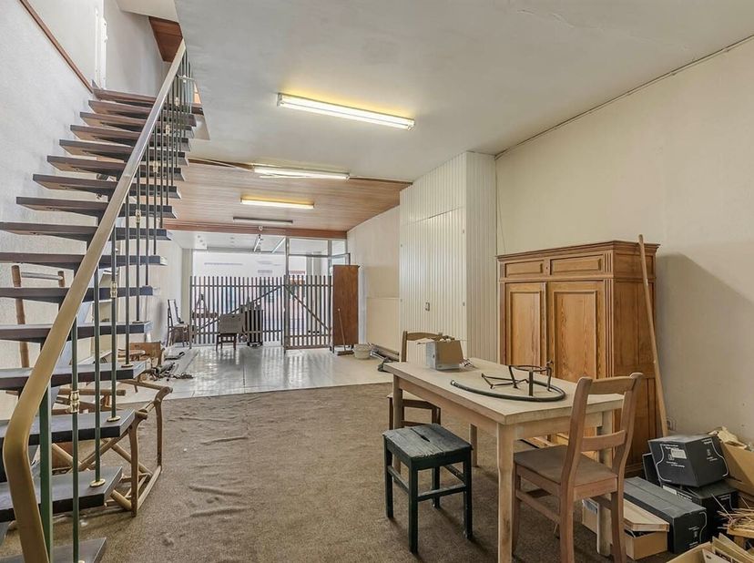 Te renoveren woning in het centrum van Herentals<br />
Ligging: Gelegen pal in het centrum van Herentals, op een boogscheut van de Grote Markt, met al