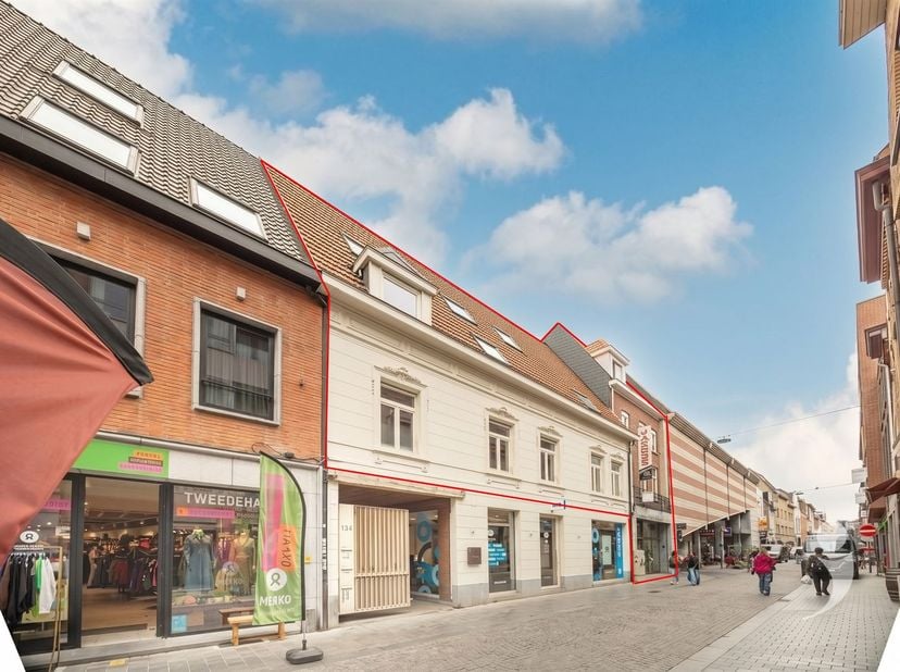 Résidence récemment rénovée et très bien située.<br />
Cet immeuble comprend 1 studio, 18 chambres avec salle de bain et 3 salles de douche avec sall