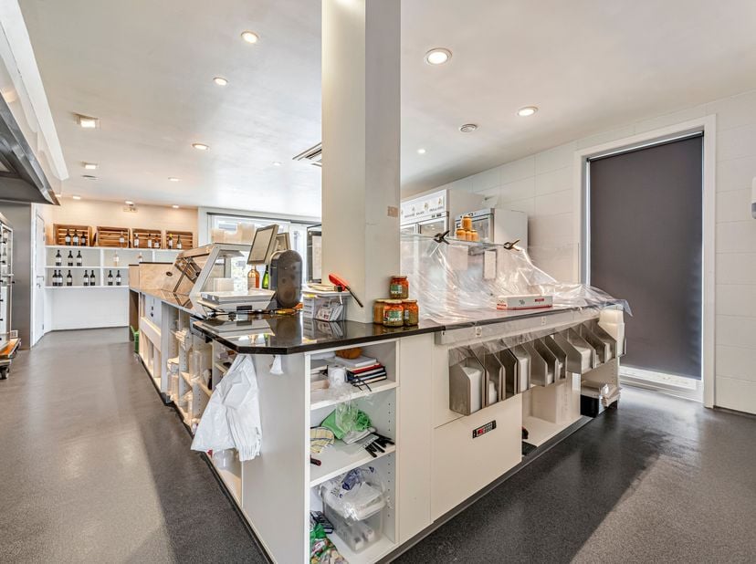 Handelszaak op vlot bereikbare locatie te koop in Wevelgem<br />
Bij het betreden van het pand kom je in de handelsruimte, voorzien van een grote vitr