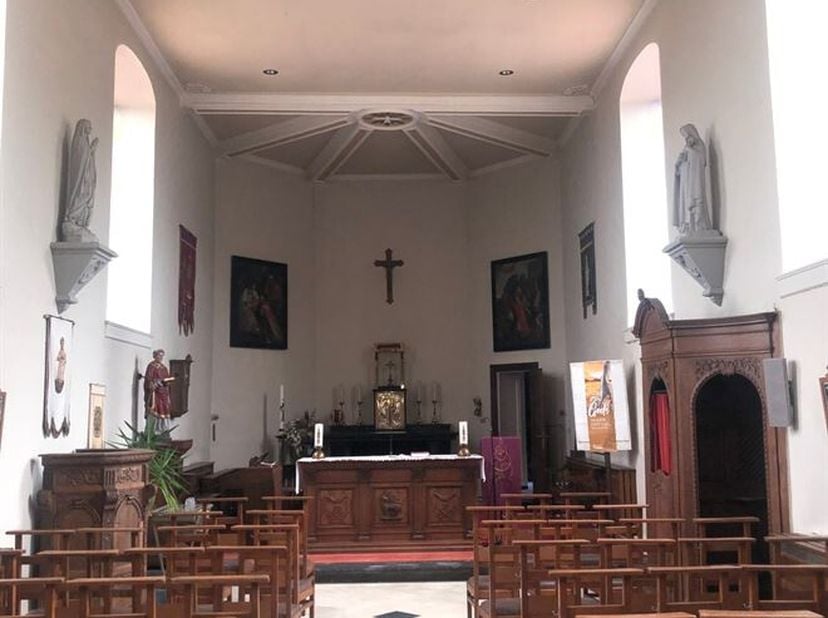 Deze kerk ligt bijzonder pittoresk gelegen en we zoeken dan ook een koper die aan het pand een waardevolle herbestemming zal geven.<br />
Na renovatie