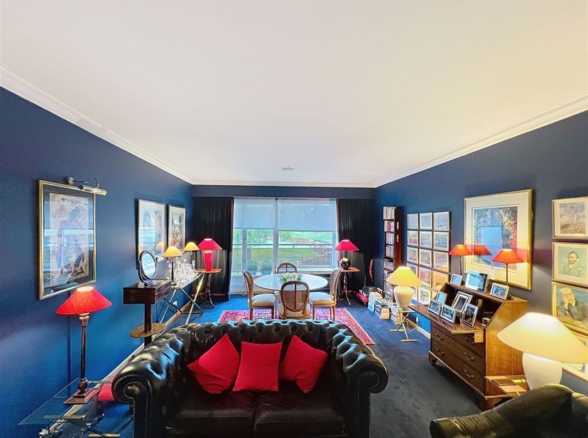 Quartier Pagode- In een prachtig gebouw, prachtig appartement op de 1e verdieping van +/- 80m² als volgt samengesteld: een inkomhal met vestiaire, een