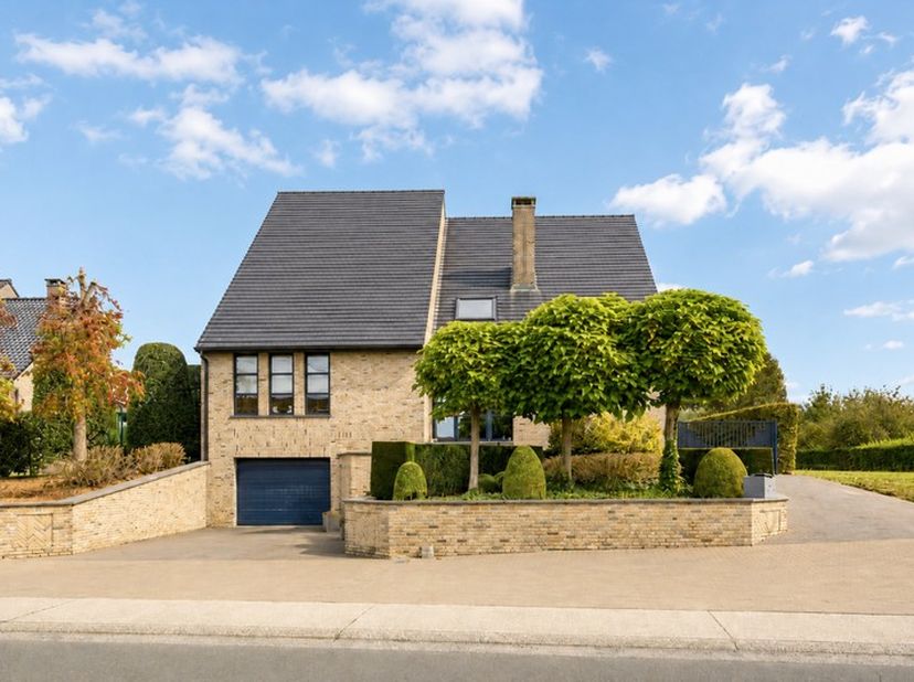 Deze rustig gelegen, ruime villa combineert een aangename woonbeleving met een overvloed aan ruimte. Met een bewoonbare oppervlakte van ca. 315 m², ge