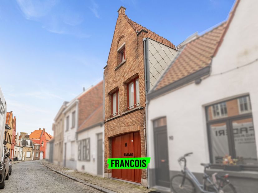 Cette maison clé en main est située dans la Peperstraat, à un emplacement de choix dans le quartier Sint-Annakwartier, à distance de marche de la Gran