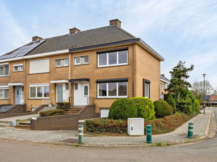 Deze degelijke en uitstekend onderhouden gezinswoning, gelegen op een perceel van 1a 95ca, bevindt zich in de rustige Meidoornstraat. Dankzij de centr