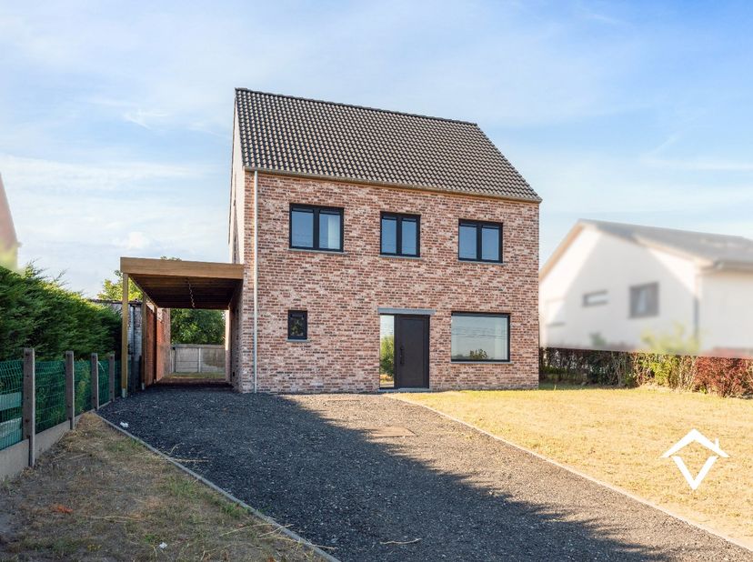 Op een centrale en vlot bereikbare ligging langs de Staatsbaan in Kortemark bevindt zich deze verrassend ruime en volledig gerenoveerde gezinswoning.
