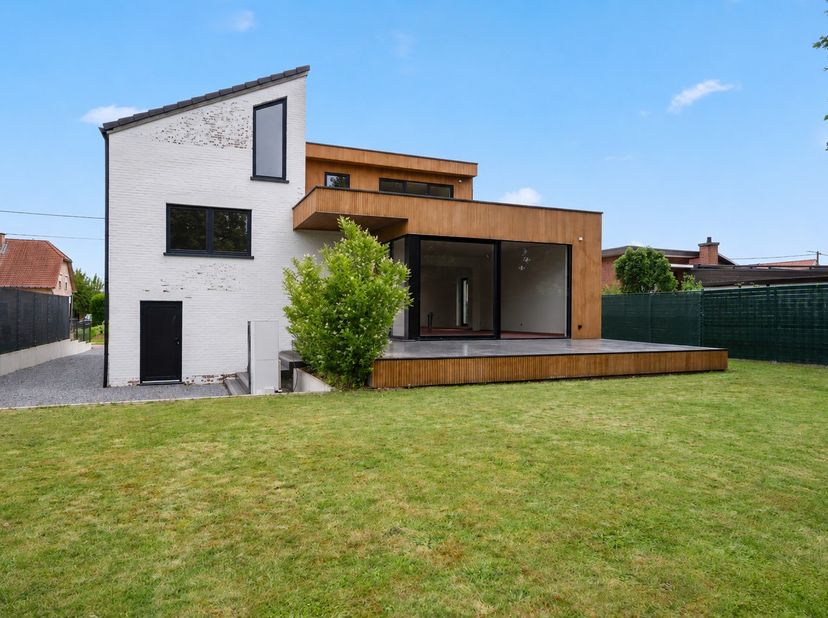 Te koop in Alken – gerenoveerde woning met ruimte voor eigen afwerking<br />
<br />
Op zoek naar een woning met potentieel, waar je nog volledig je ei