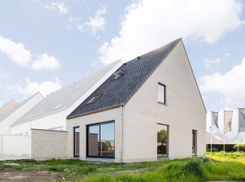 Deze energiezuinige halfopen nieuwbouwwoning in landelijke bouwstijl werd reeds wind-waterdicht opgebouwd en wordt binnenin verder kwalitatief afgewer