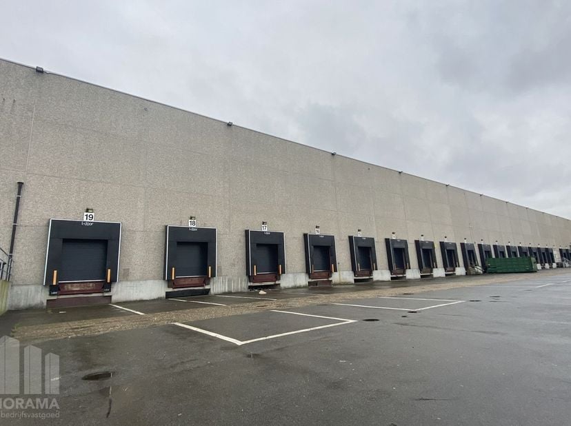 Logistiek pand te huur, bestaande uit een magazijn van 4.373 m² in combinatie met 187 m² kantoorruimte.<br />
Gelegen nabij Luchthaven Luik, met direc