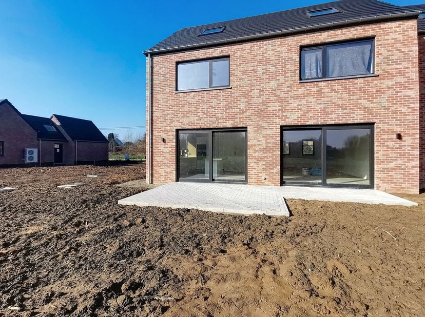 Prachtige Nieuwe Woning gelegen nabij winkels, openbaar vervoer en belangrijke verbindingswegen. Mooie tuin van 13 are met een prachtig uitzicht. De w