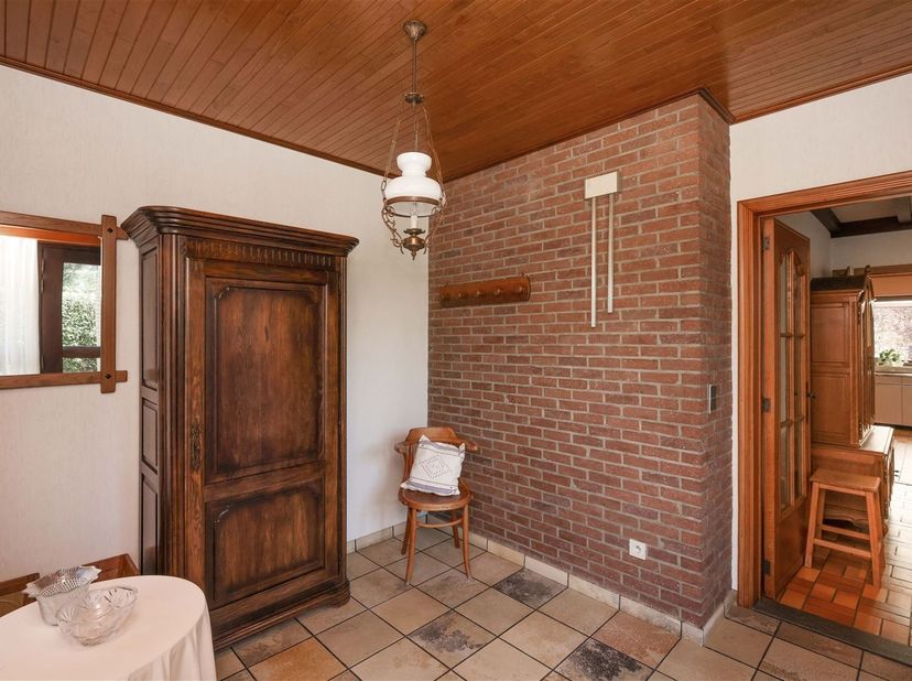 Tijdloze gezinswoning met 3 slaapkamers, residentieel en groen gelegen op een knap perceel van 9a<br />
<br />
Omgeving:<br />
+ Rustig gelegen met