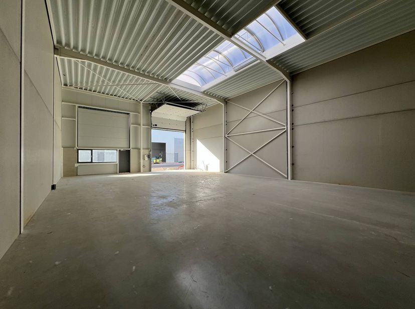 Cette unité PME récemment construite d'environ 216 m² fait partie du parc d'affaires vert de haute qualité de Kortessem, stratégiquement situé le long