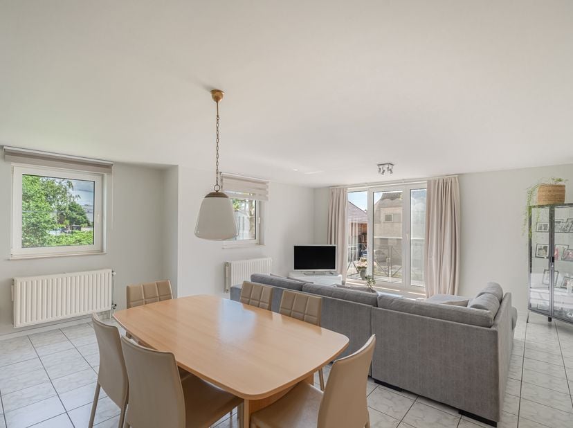 Dit instapklare appartement (bouwjaar 1994) met een bewoonbare oppervlakte van 76,60 m² bevindt zich op de eerste verdieping van een verzorgd gebouw m