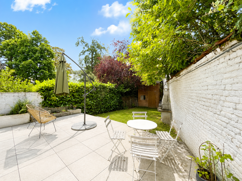 UCCLE – à proximité du centre d'Uccle – Magnifique MAISON 3 façades (5ch/2sdd/1sdb) de ±261m² rénovée en 2023, composée au rez-de-chaussée d'un espace