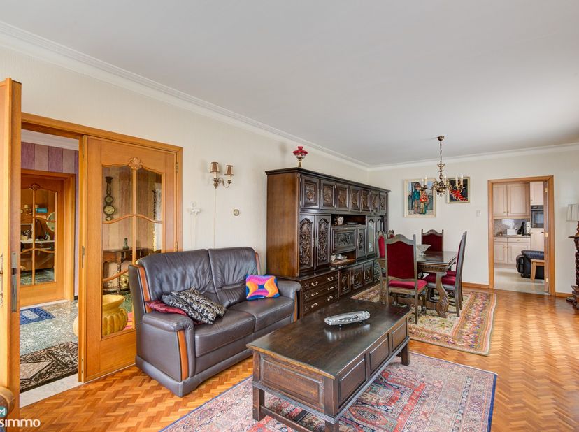 ZEER RUIME WONING MET 5 SLAAPKAMERS, HANDELSRUIMTE EN GROTE VRIJSTAANDE GARAGE OP GUNSTIGE LOCATIE IN LANAKEN<br />
<br />
*** Bekijkt U deze woning v