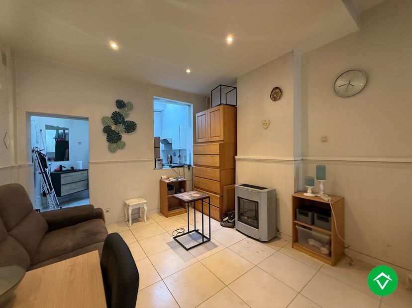 Deze woning is gelegen op een zeer strategische ligging in centrum Roeselare. Alles is gelegen in de korte nabijheid van de woning: de Colruyt, het Ge