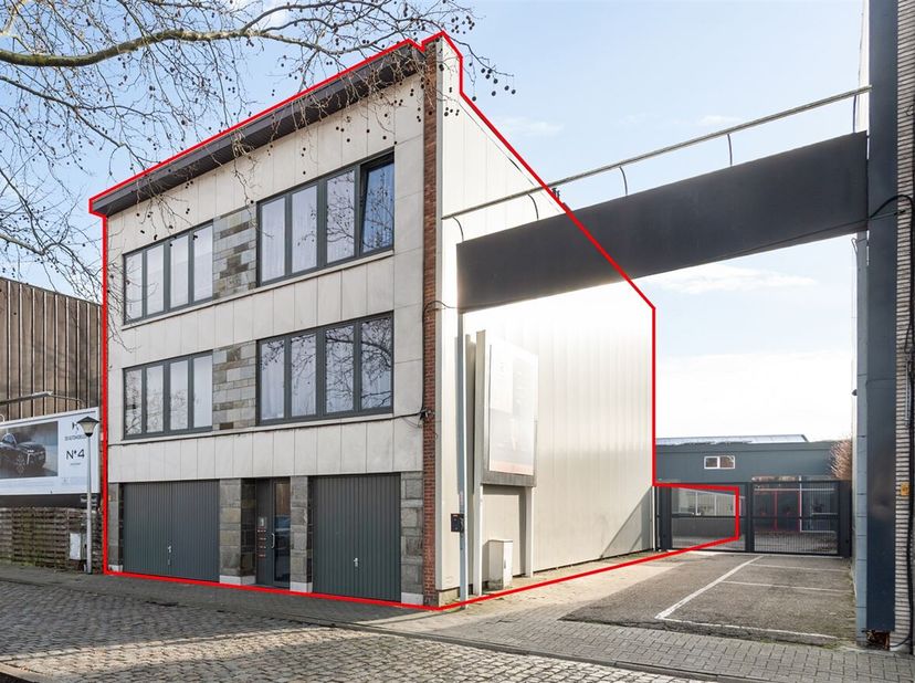 Locatie: Deze ruime opbrengsteigendom is gelegen op de Jules Moretuslei in Wilrijk, een strategische locatie met een vlotte bereikbaarheid. Winkels, h