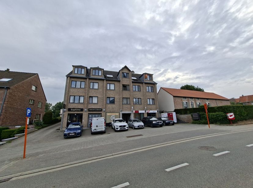 Welkom in dit instapklaar appartement te centrum Lubbeek. Rustig maar toch zeer centraal gelegen, kunnen we hier zeker spreken van een vlotte verbindi