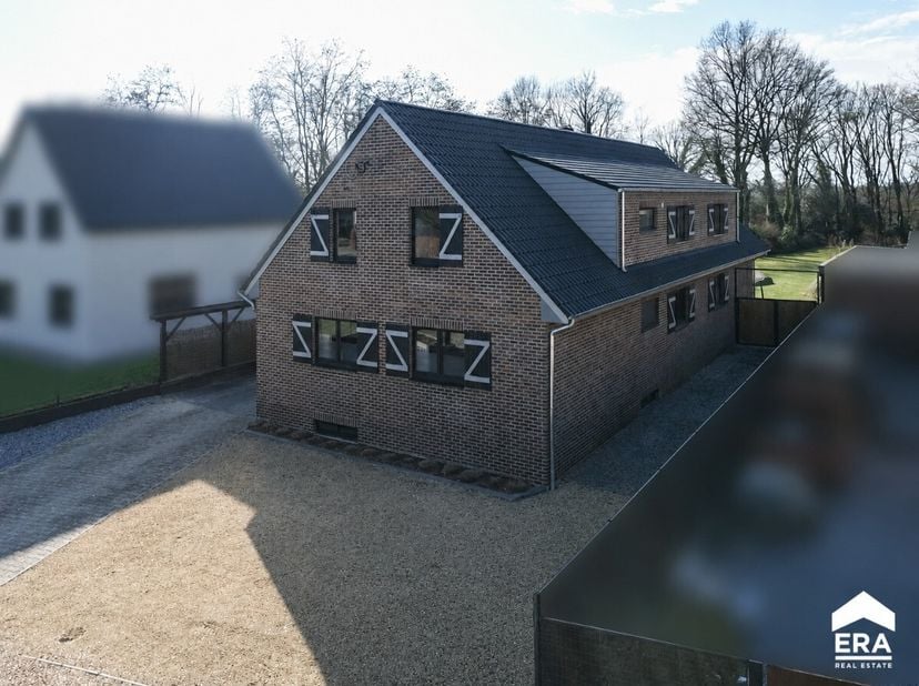 Zéér ruime open bebouwing in de Biegrachtstraat, Genk, op een westelijk perceel van 22 are. Deze woning uit 1979 biedt maar liefst 300 m² woonoppervla
