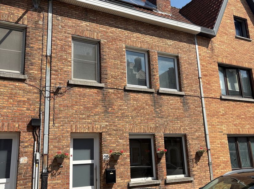 Deze VERZORGDE én ENERGETISCHE GEZINSWONING geniet van een UITSTEKENDE LIGGING in het dorpscentrum, dit op wandelafstand van jachthaven en zee! Deze w