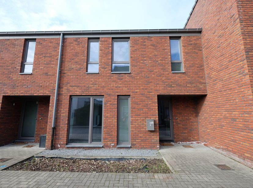 Deze leuke woning dicht bij het centrum van Sint-Truiden is te huur.<br />
<br />
De woning werd gebouwd in 2015. Voor de verwarming werd er een hoogr