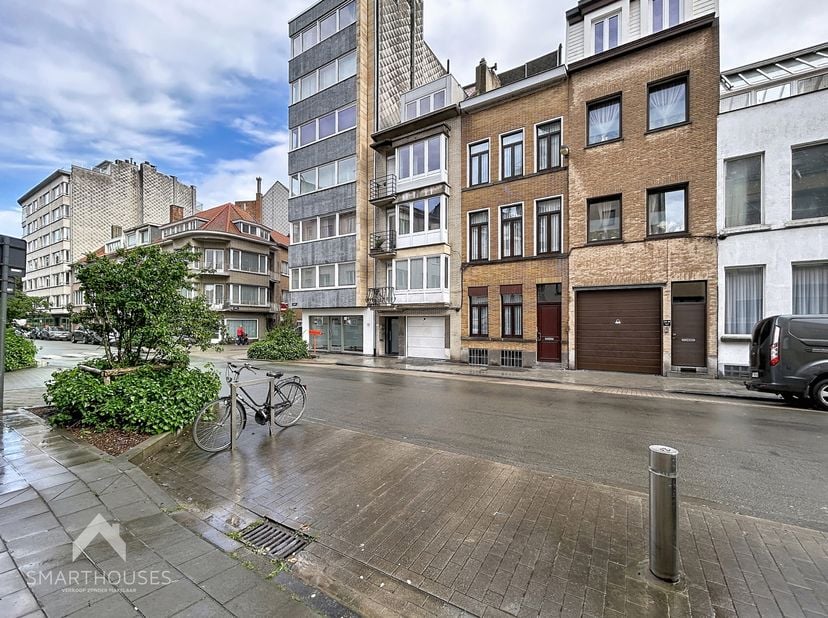 De woning ligt in het hartje van Oostende, op wandelafstand van alles wat Oostende te bieden heeft.<br />
Via de inkomhal kom je in de leefruimte met