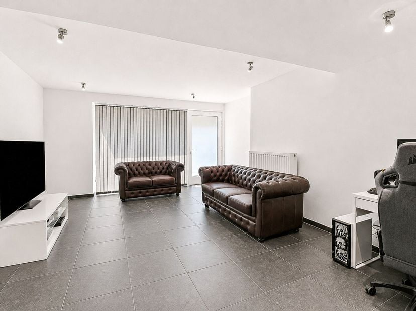 Recent gelijkvloers appartement pal in het centrum van Gistel op wandelafstand van alle winkels, scholen, horeca en openbaar vervoer. Het appartement