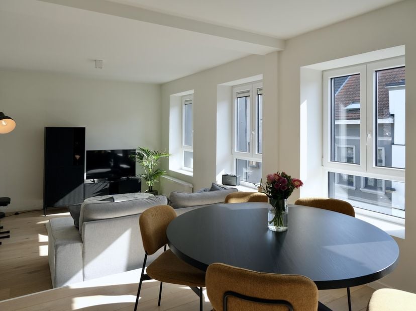 Lichtrijk dakappartement met ruim zonneterras en EPC A<br />
<br />
Dit instapklare dakappartement bevindt zich op de derde verdieping van een kleinsc
