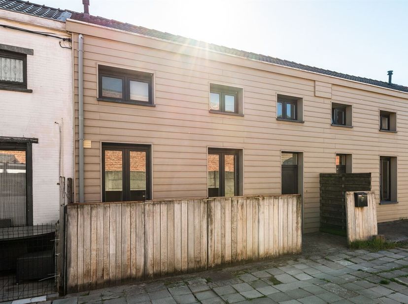 Instapklare woning met 1 slaapkamer en koer in centrum Lier!<br />
Deze instapklare woning is gelegen in een gezellig steegje vlak naast de Berlaarses