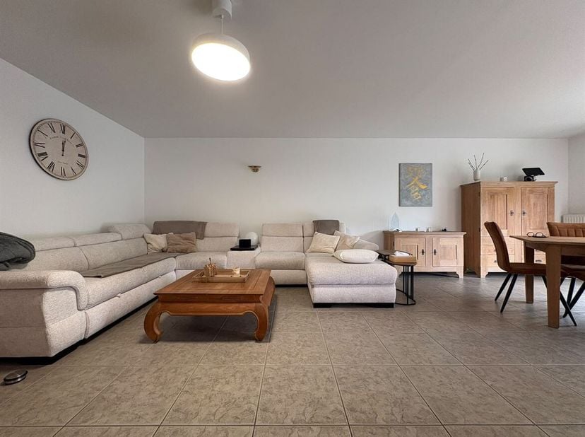 Ruim Appartement in het centrum van Herentals met 2 slaapkamers<br />
Ligging: Dit appartement is gelegen aan de rand van het centrum van Herentals me