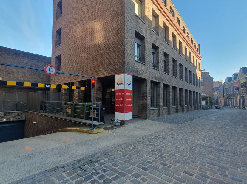 Vous recherchez un endroit sûr et pratique pour garer votre voiture dans le centre animé de Hasselt? Alors ce parking souterrain de la Witte Nonnenstr