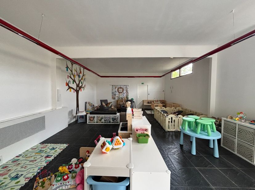 Handelsruimte (achterliggend met aparte toegang) gelegen in Zonhoven centrum, momenteel in gebruik als kinderopvang.Voor meer info ga naar https://www