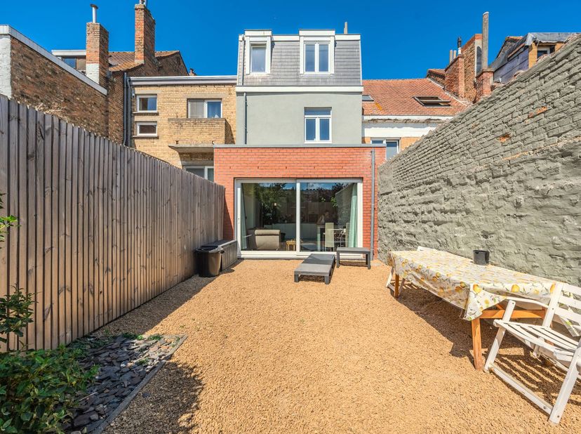 Ruime woning met 5 slaapkamers te koop te Middelkerke. Deze recentelijk gerenoveerde woning bevindt zich in het centrum van Middelkerke. <br />
<br />