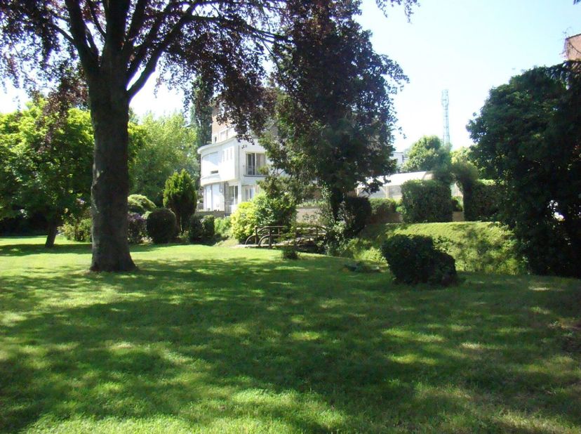 Située dans un cadre agréable et spacieux, cette villa 3 façades avec terrain à bâtir offre une superficie totale de près de 25 ares (10,5 ares pour l