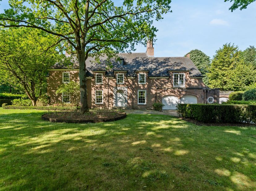 Cette villa classique architecturale avec notamment 5 à 6 chambres et 3 salles de bains sur 5 233 m² a été construite en 1981 par l'architecte Laporta