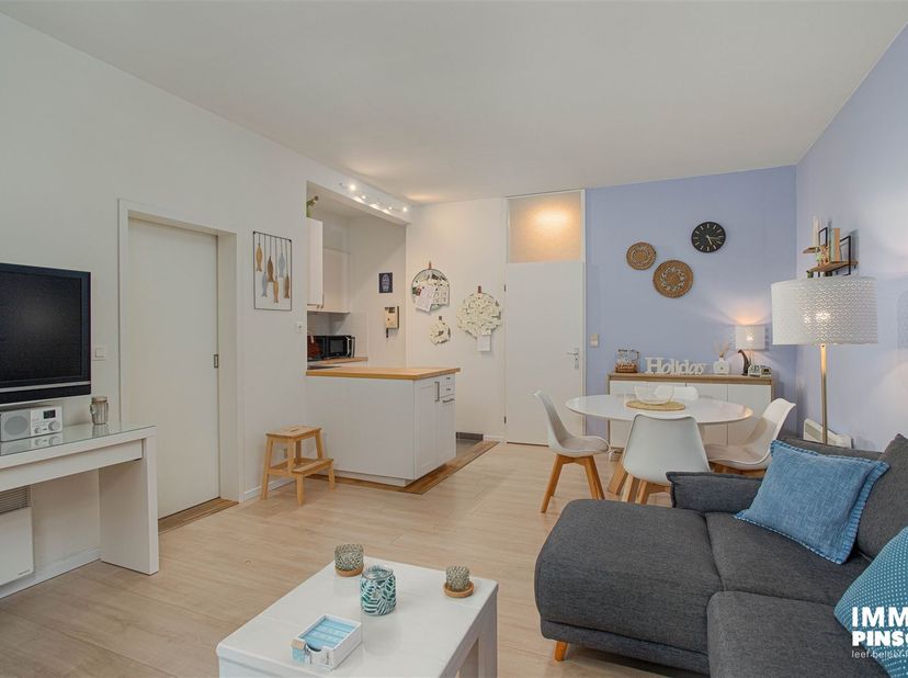 Appartement spacieux et clé sur porte à De Panne, à seulement 100 m de la plage. <br />
Entièrement rénové avec cuisine ouverte, salle de bains rénov
