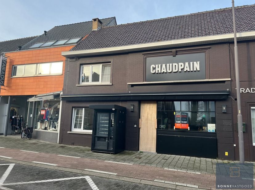 In het commerciële centrum van Sijsele vinden we deze voormalige bakkerij met appartement. De bakkerij kan heringericht worden voor verschillende doel