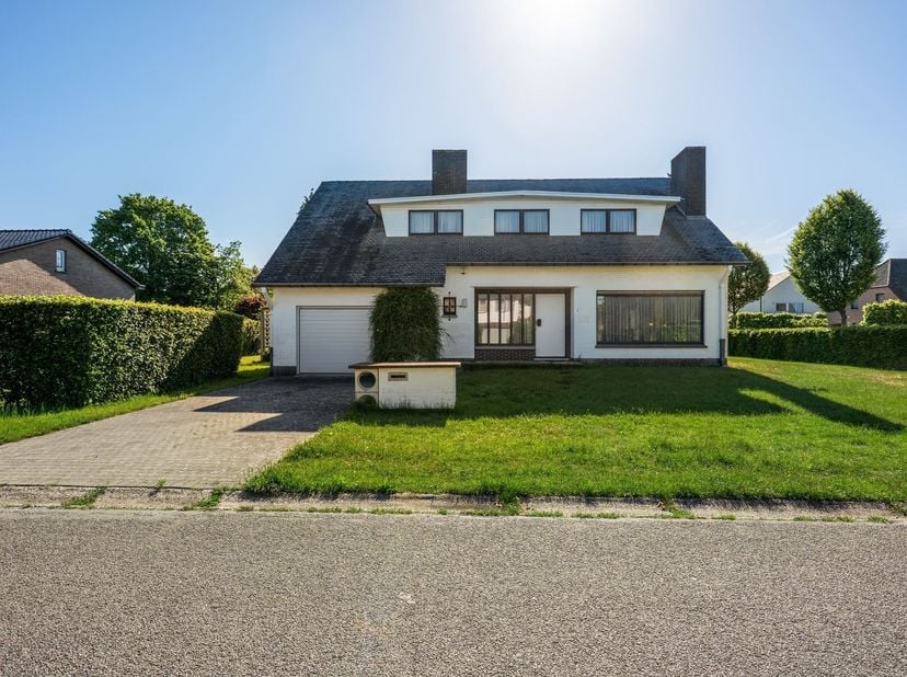 Gelegen aan de prestigieuze Nobellaan geniet deze woning van een uiterst centrale en vlot bereikbare ligging in Hasselt. De rustige, residentiële buur