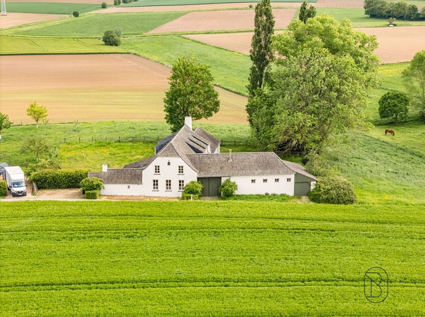 Te koop: charmant landhuis op 5.547m² met uniek zicht! <br />
<br />
In het rustige en landelijke Maarkedal, bevindt zich dit authentiek landhuis op
