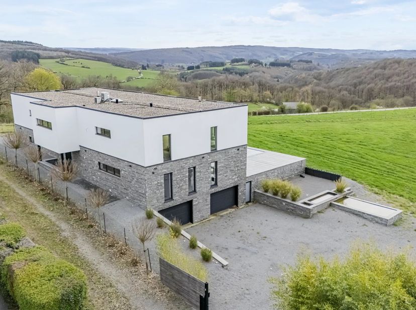 EBimmo vous propose cette villa de standing (+/- 490 m² de surface habitable hors caves) idéalement située et offrant un cadre et un environnement exc