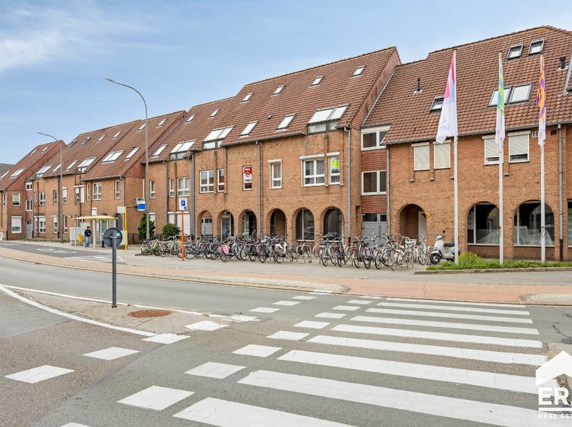 Gelijkvloers handelspand op zichtlocatie in Lommel. Gelegen te Lommel-centrumIndeling: handelsruimte, kitchenette, toilet &amp; bergruimteOnmiddellijk bes