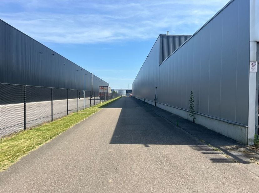 Opslagruimte van 3000m² met laaddok en grote poort<br />
Ligging: Strategisch gelegen aan de Bell Telephonelaan, met directe aansluiting op de Ring va