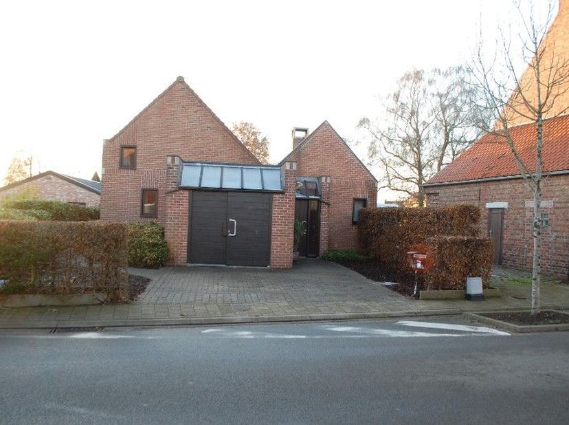 LANDELIJKE, energie neutrale en ecologische woning met aanhorigheden.<br />
Deze alleenstaande woning in een rustige straat in het pittoreske en lande