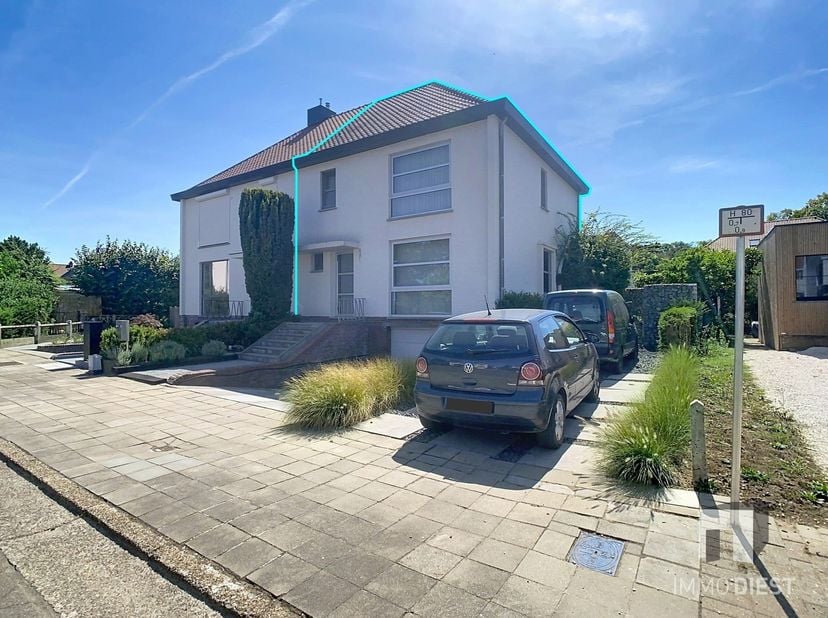 Charmante gezinswoning met tuin en garage op TOP-locatie in Diest.<br />
<br />
Bent u op zoek naar een woning met karakter in een rustige omgeving,