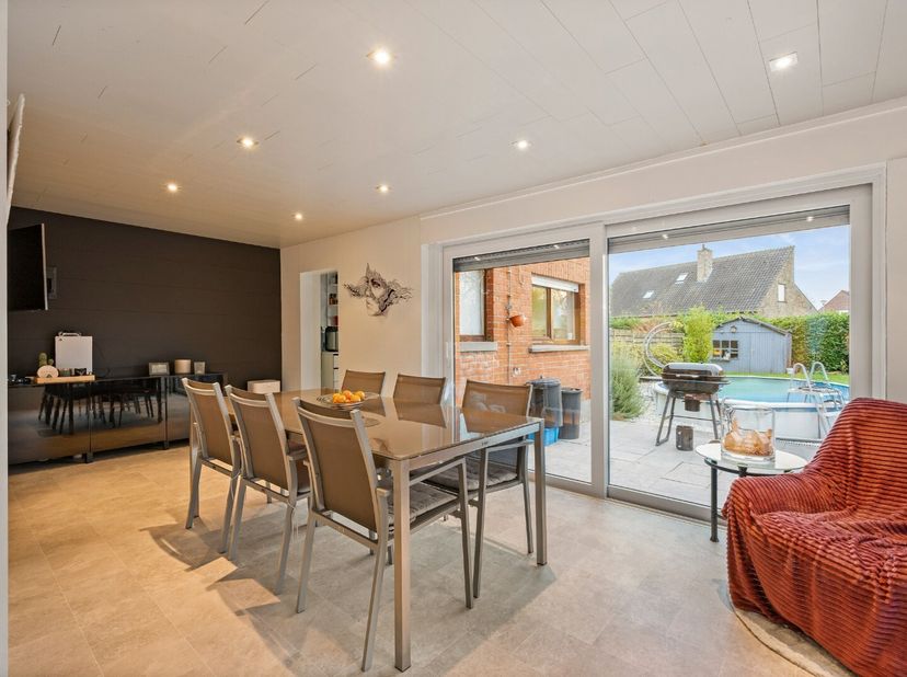 - Rustige, centrale ligging in Roeselare: Batavialaan 61<br />
- Uitstekend EPC: 182 kWh/m²/jaar, label B<br />
- Lichtrijke leefruimte met gezellige