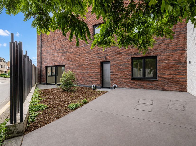 !! VERKOOP GESCHIEDT AAN REGISTRATIERECHTEN (geen btw) !!<br />
Uitstekend, lichtrijk, nieuw en levensloopbestendig gelijkvloersappartement van ca. 11